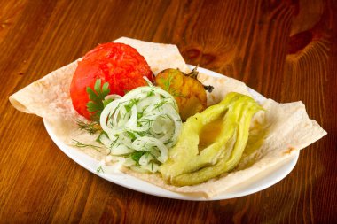 Ahşap arka plan üzerinde ızgara sebze pişmiş