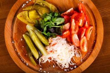 Masada plaka üzerinde Turşu sebze karışımı