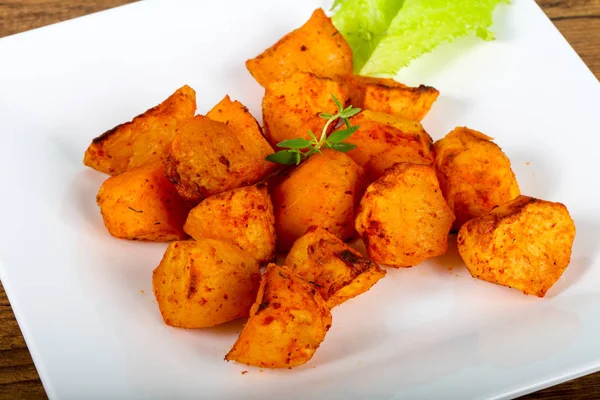 Otlar beyaz plaka üzerinde fırında patates