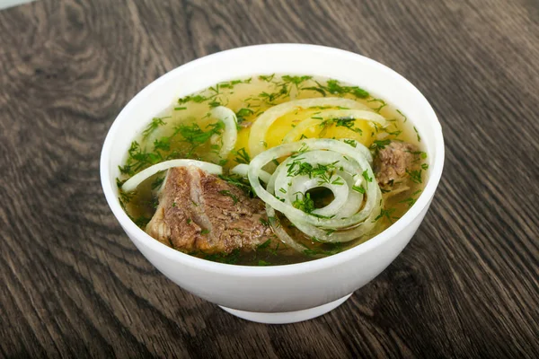 Beyaz et çorbası. Hashlama kuzu veya Dana ahşap arka plan üzerinde