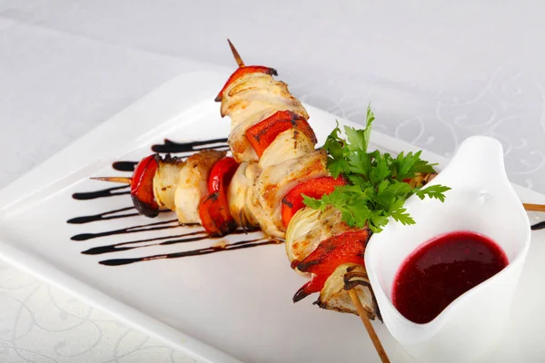 Beyaz tabakta sebzeli tavuk şiş