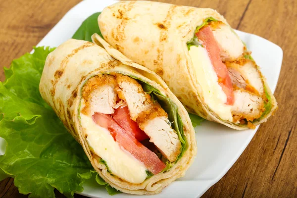 Rolo Pão Frango Com Folhas Salada Sobre Fundo Madeira — Fotografia de Stock