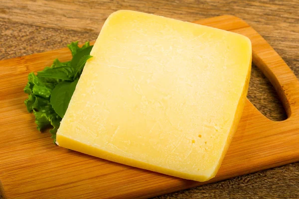 Queso Parmesano Con Hojas Ensalada Albahaca Sobre Fondo Madera —  Fotos de Stock