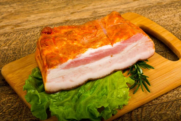Schweinebraten Mit Salatblättern Und Rosmarin Auf Hölzernem Hintergrund — Stockfoto