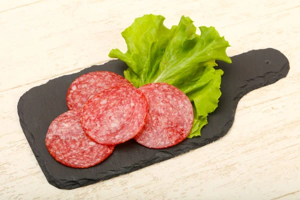 Plakjes Salami Worst Houten Achtergrond — Stockfoto