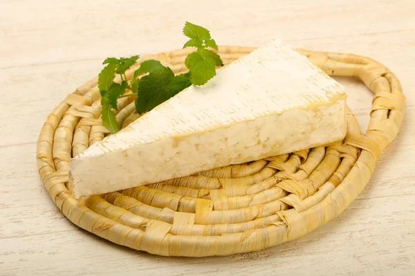 Brie Sýr Trojúhelník Řezu Nad Dřevěná Deska — Stock fotografie