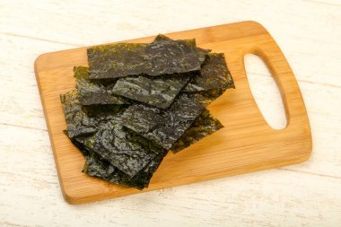 Ahşap arka plan üzerinde fiş gevrek Nori yaprak 