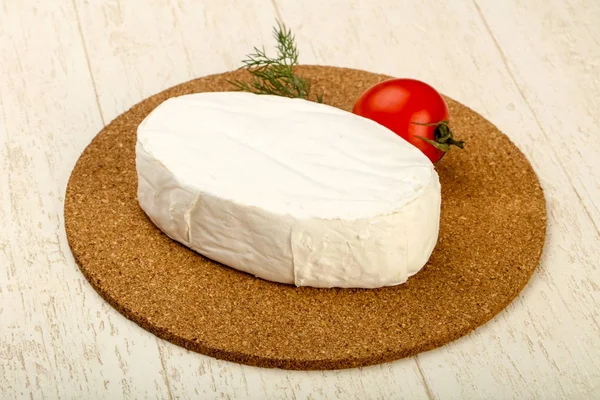 木製の背景上のフランスのカマンベール チーズ — ストック写真