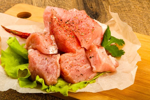 Trozos Cerdo Crudo Con Pimienta Sal Listos Para Cocinar Sobre —  Fotos de Stock