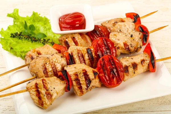 Grilled Turkey Skewer Tomato Pepper White Plate — Stock Photo, Image