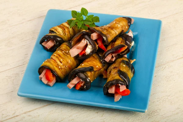 Jambon, peynir ve biber üzerine ahşap arka plan ile doldurulmuş patlıcan