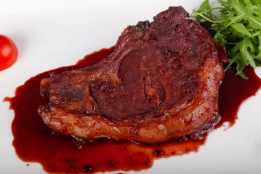 Closeup sığır eti beyaz tabakta berry soslu biftek 