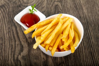 Patates kızartması ile ahşap arka plan üzerinde domates ketçap