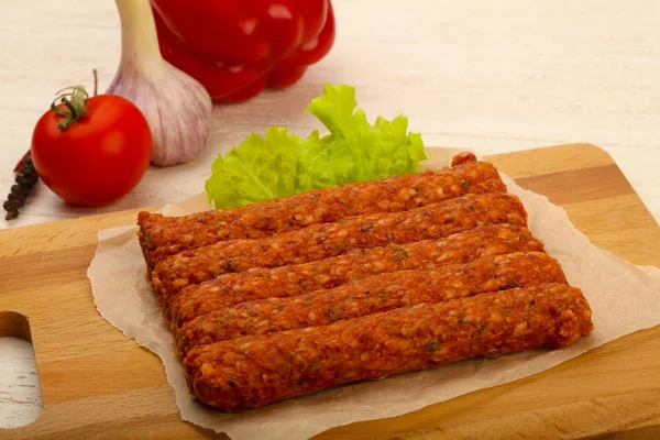 Salsichas Carne Crua Para Grelhar Sobre Fundo Madeira — Fotografia de Stock