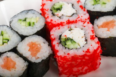 Suşi rulo seti beyaz tabak içinde. Japon yemekleri