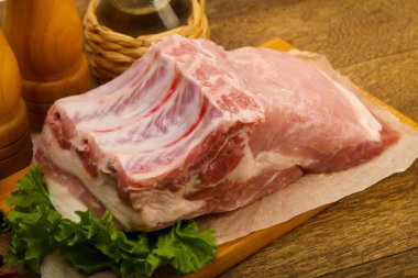 Ahşap arka planda pişirmek için çiğ domuz eti.