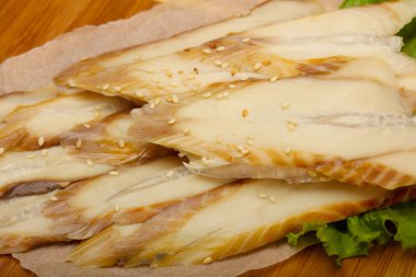 Lezzetli yılan balığı sashimi ahşap tahta üzerinde