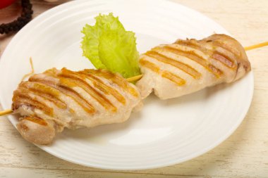 Izgara tavuk kemiksiz uyluk beyaz plaka