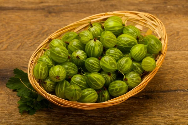 Gooseberry Dalam Mangkuk Dengan Daun Atas Latar Belakang Kayu — Stok Foto