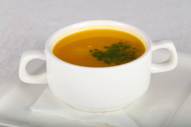 Tavuk çorbası dereotu mutfak masasında ile beyaz kase