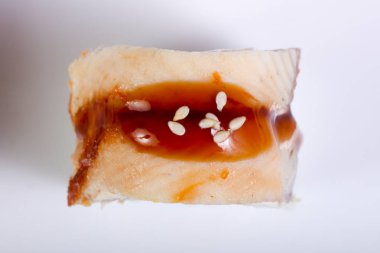 Tradittional Japonya yılan balığı beyaz plaka üzerinde rulo