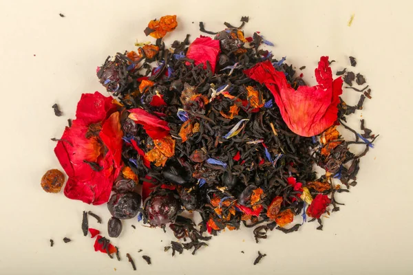 フルーツ ベリー 木製の背景にハーブの香り紅茶ヒープ — ストック写真