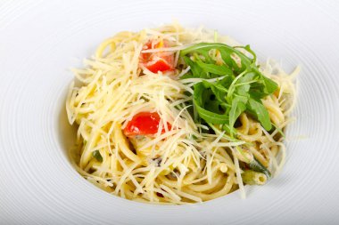 Mantarlı makarna rucola hizmet