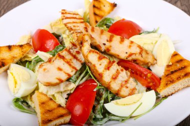 Sezar salata ızgara tavuk ve parmesan peyniri ile