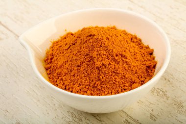 Curcuma toz kase ahşap arka plan üzerinde içinde