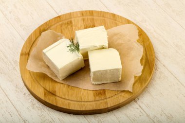 Ahşap arka plan üzerine dereotu ile beyaz peynir