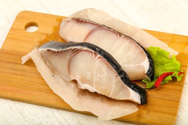 Ham sulu köpek balığı biftek ızgara üzerinde ahşap arka plan için hazır