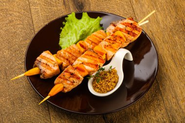 Plaka üzerinde Dijon hardal soslu somon ızgara şiş