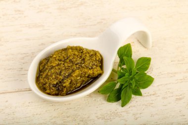Fesleğenli pesto sos kasede bırakır