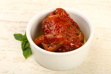 Kurutulmuş domates zeytin yağı fesleğen yaprakları ile