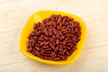 Kase ahşap arka plan üzerinde kuru fasulye