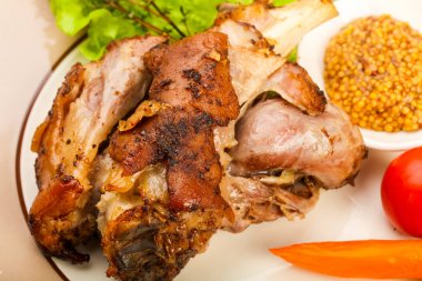 Kavrulmuş domuz diz dijon hardal sos ile