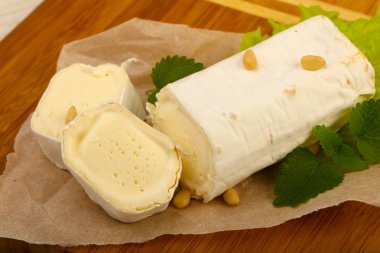 Sedir fıstıklı Brie peynirli rulo