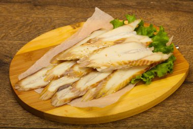 Yılan balığı sashimi ahşap arka plan üzerinde kurulu