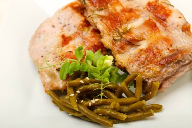 Kızarmış domuz kaburgası.