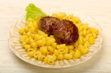 Pirzola üzerinde ahşap arka plan ile makarna makarna