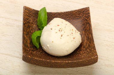Fesleğenli Mozzarella peyniri ahşap arka plan üzerinde bırakır