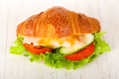 Kruvasan ile et ve sebzelerin üzerine ahşap arka plan