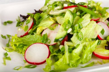 Turp, salatalık ve soğan ile diyet salata