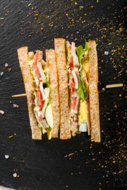 Club sandviç et, peynir ve sebze ile