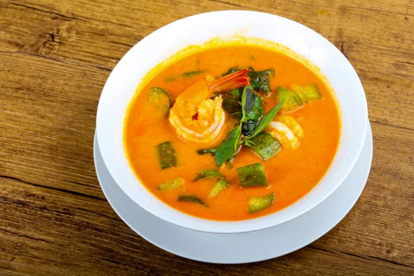 Karides, patlıcan ve fesleğen ile baharatlı köri