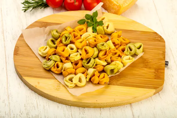 Råa Tortellini Med Basilika Redo För Matlagning — Stockfoto