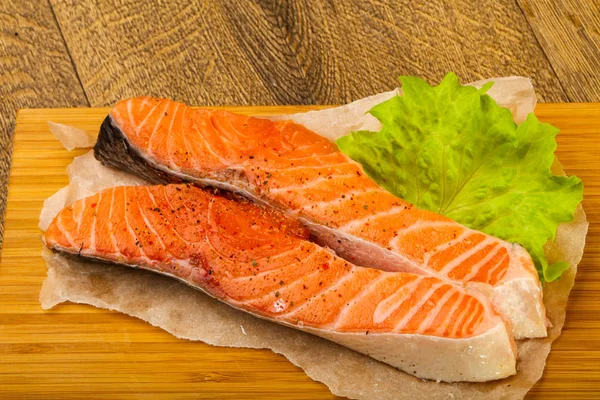 Raw Salmon Salt Pepper Ready Cooking Wooden Background — Stock Photo, Image