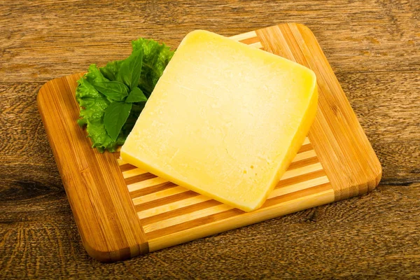 Queso Parmesano Con Hojas Ensalada Albahaca —  Fotos de Stock