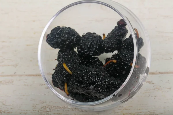 Siyah dut yığın ahşap arka plan üzerinde beyaz kase