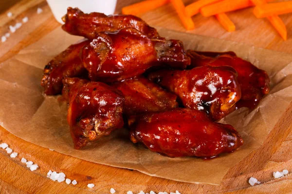 Tavuk kanatları Barbekü sos